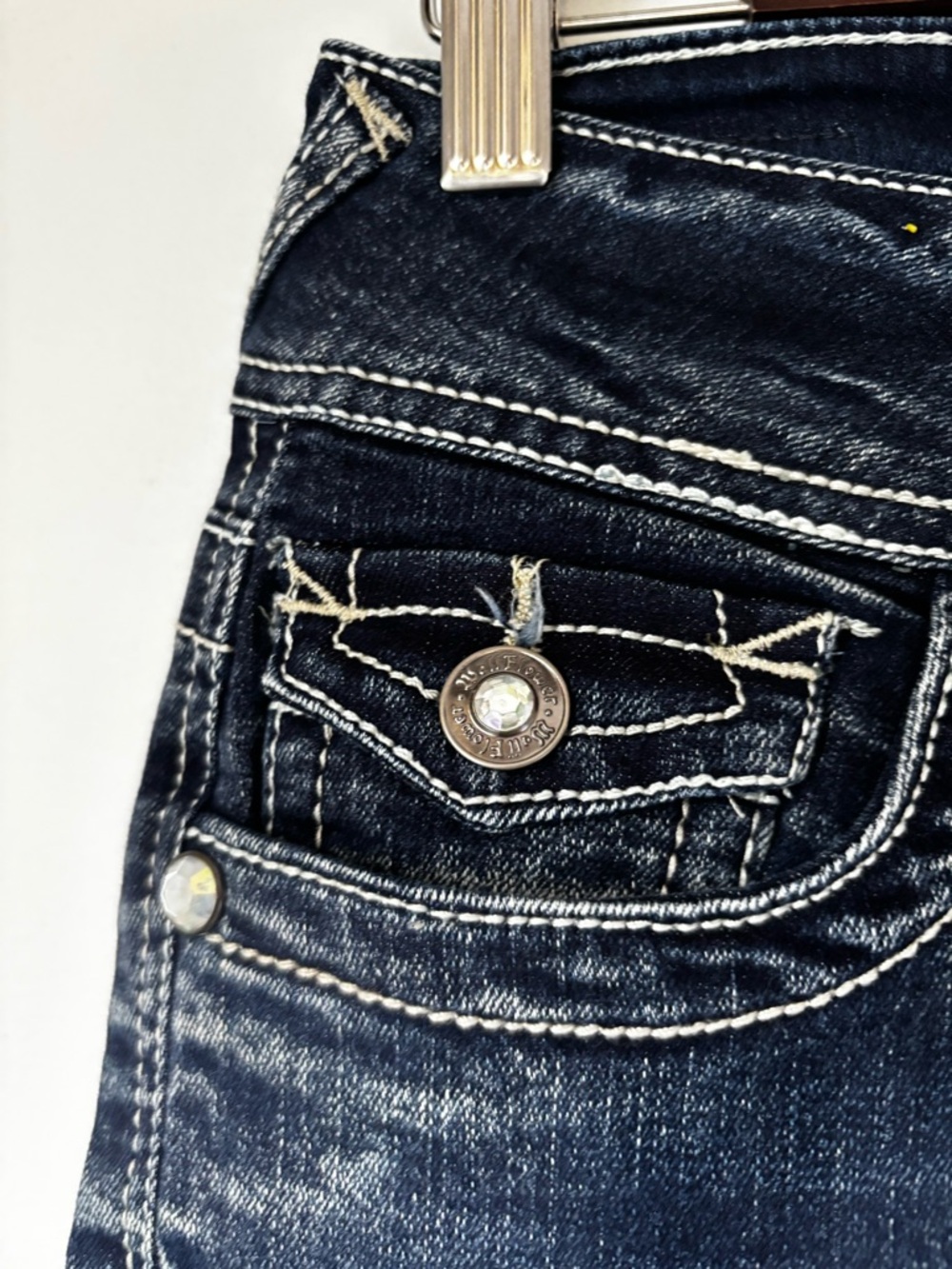 WallFlower cropped/capri jeans with embellished flap back pockets - Picture 4 of 6